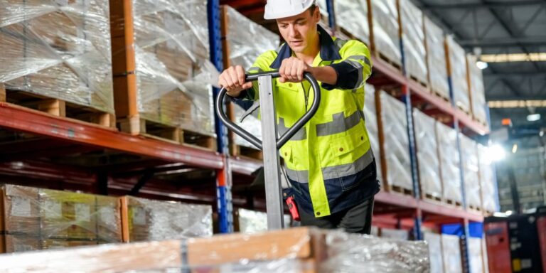 Ergonomia na movimentação de cargas como escolher rodízios ideais