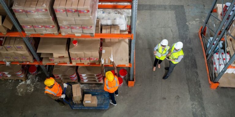 grupo de funcionários trabalhando em um grande armazém moderno
